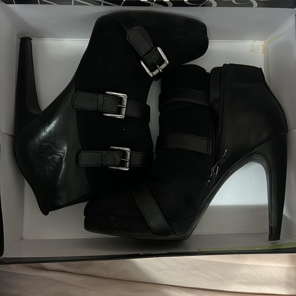 Black heeled booties - Picture 5 of 6